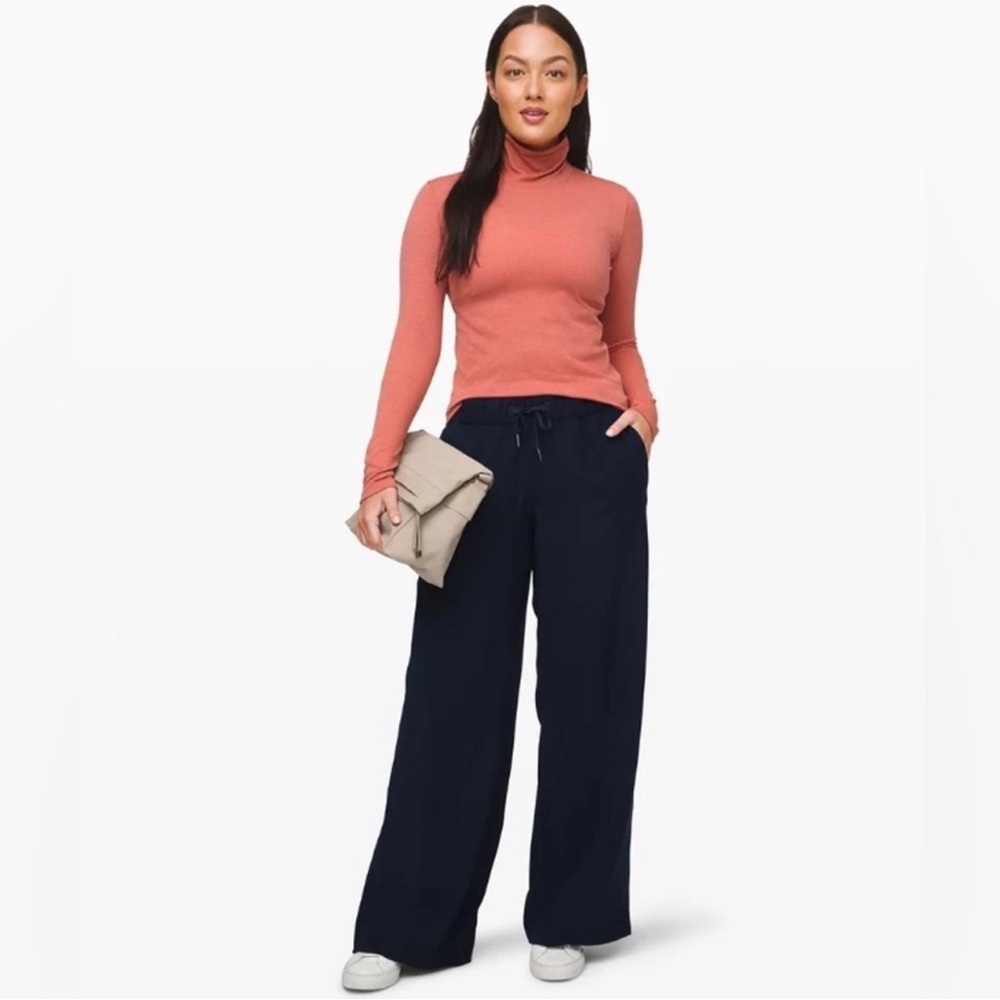 NWT 𝗟𝘂𝗹𝘂𝗹𝗲𝗺𝗼𝗻 Yin Vibes Turtleneck Seamless Longsleeve in Copper Clay